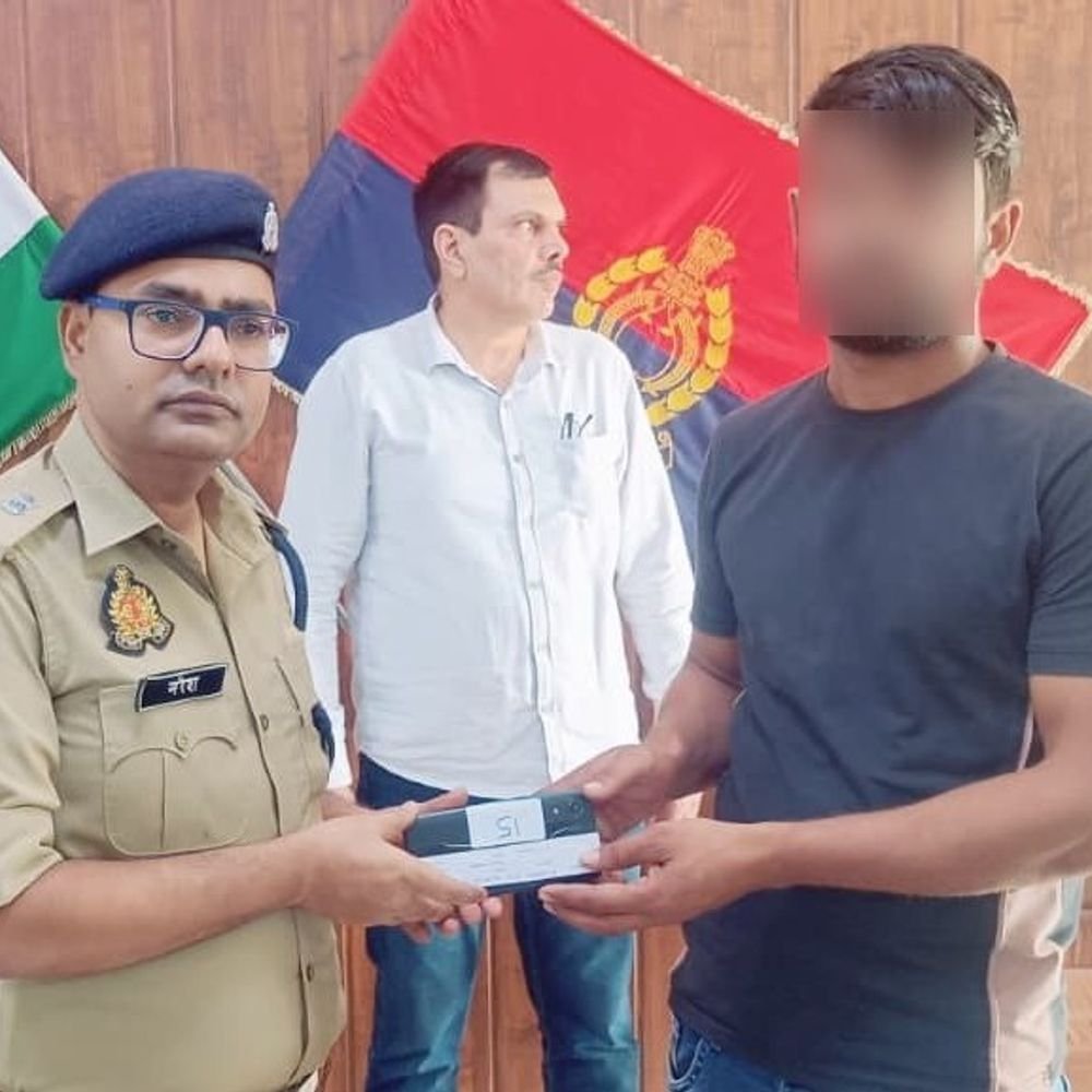 बुलंदशहर पुलिस ने 101 लोगों को लौटाए खोए मोबाइल:CEIR पोर्टल की मदद से बरामद किए 25 लाख के फोन, दूसरे राज्यों तक की तलाश