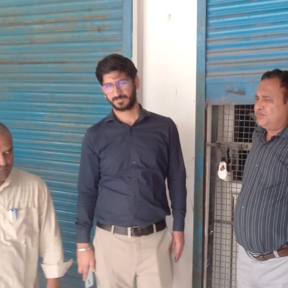 देवरिया में महिला की मौत के बाद अस्पताल सील:परिजनों ने इलाज में लापरवाही का आरोप लगाकर किया हंगामा, जांच जारी
