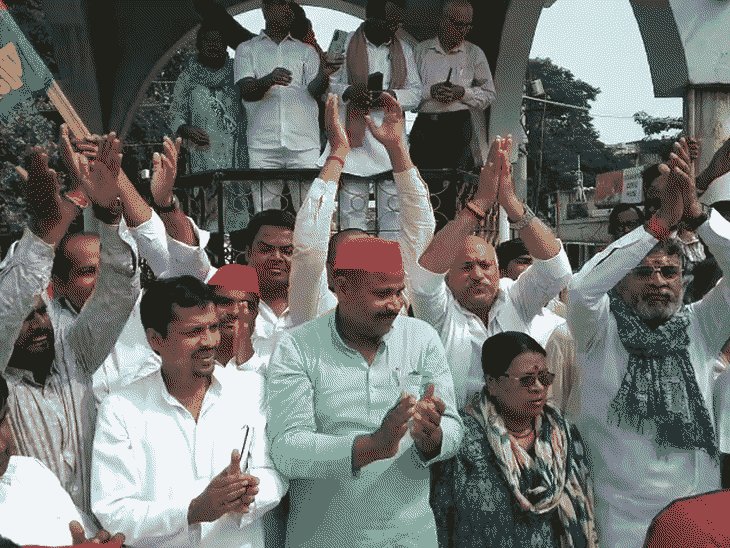 अखिलेश की गिरफ्तारी पर सपाइयों का प्रदर्शन:बोले- वोट चोर इस्तीफा दो; अंबेडकर चौक किया जाम