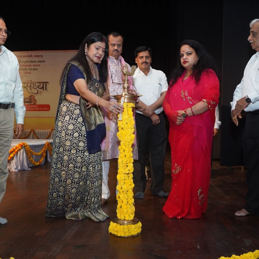 लखनऊ में 6 साल बाद फिर शुरू हुई 'अवध संध्या':लोकगीत, कथक और मलखम्भ की प्रस्तुतियों ने बांधा समा, मालिनी अवस्थी रहीं मुख्य अतिथि