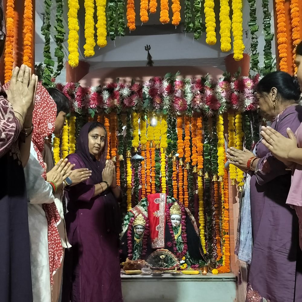 आगरा में नवरात्रि पर्व पर कार्यक्रम आयोजित:कैला देवी ट्रस्ट ने सजाया फूल बंगला, विश्व शांति महाआरती संग कन्या पूजन