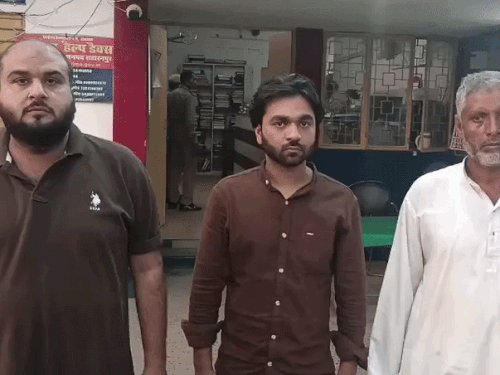 STF ने तीन असलाह तस्कर दबोचे, हथियारों का जखीरा बरामद:मिर्जापुर थाना क्षेत्र में घेराबंदी कर गिरफ्तार किए गए आरोपी, ब्लैक स्कॉर्पियो, दो मोबाइल मिले