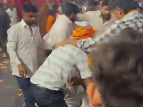 पूजा पंडाल में जमकर मारपीट:प्रयागराज मेें दो युवकों को जमीन पर गिराकर लात-घूंसे बरसाए, श्रद्धालुओं में अफरातफरी