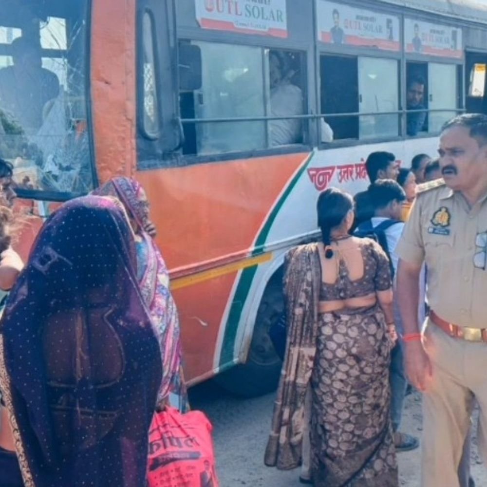 बांदा में रोडवेज बस ट्रक से टकराई, 8 यात्री घायल:महोबा से आ रही बस महादेव ढाबे के पास हादसे का शिकार