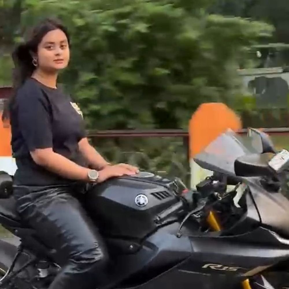 सीतापुर में युवती ने हाथ छोड़कर दौड़ाई बाइक:VIP रोड पर स्टंट का वीडियो वायरल, पुलिस ने 16 हजार का चालान काटा