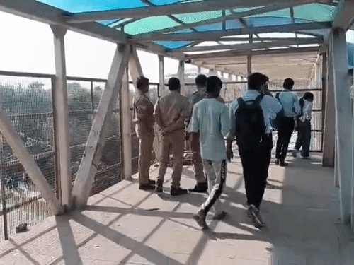 गाजियाबाद के वेव सिटी में युवक का शव मिला:शरीर पर चोट के निशान मिलने से हत्या की आशंका, सीसी टीवी फुटेज खंगाल रही पुलिस