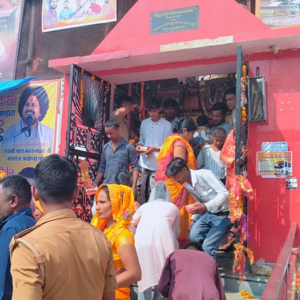 अयोध्या में मां सिद्धिदात्री के दर्शन को उमड़ी भीड़:कामाख्या धाम में लगी लंबी कतारें, करीब एक हजार स्थानों पर भंडारा लगेगा
