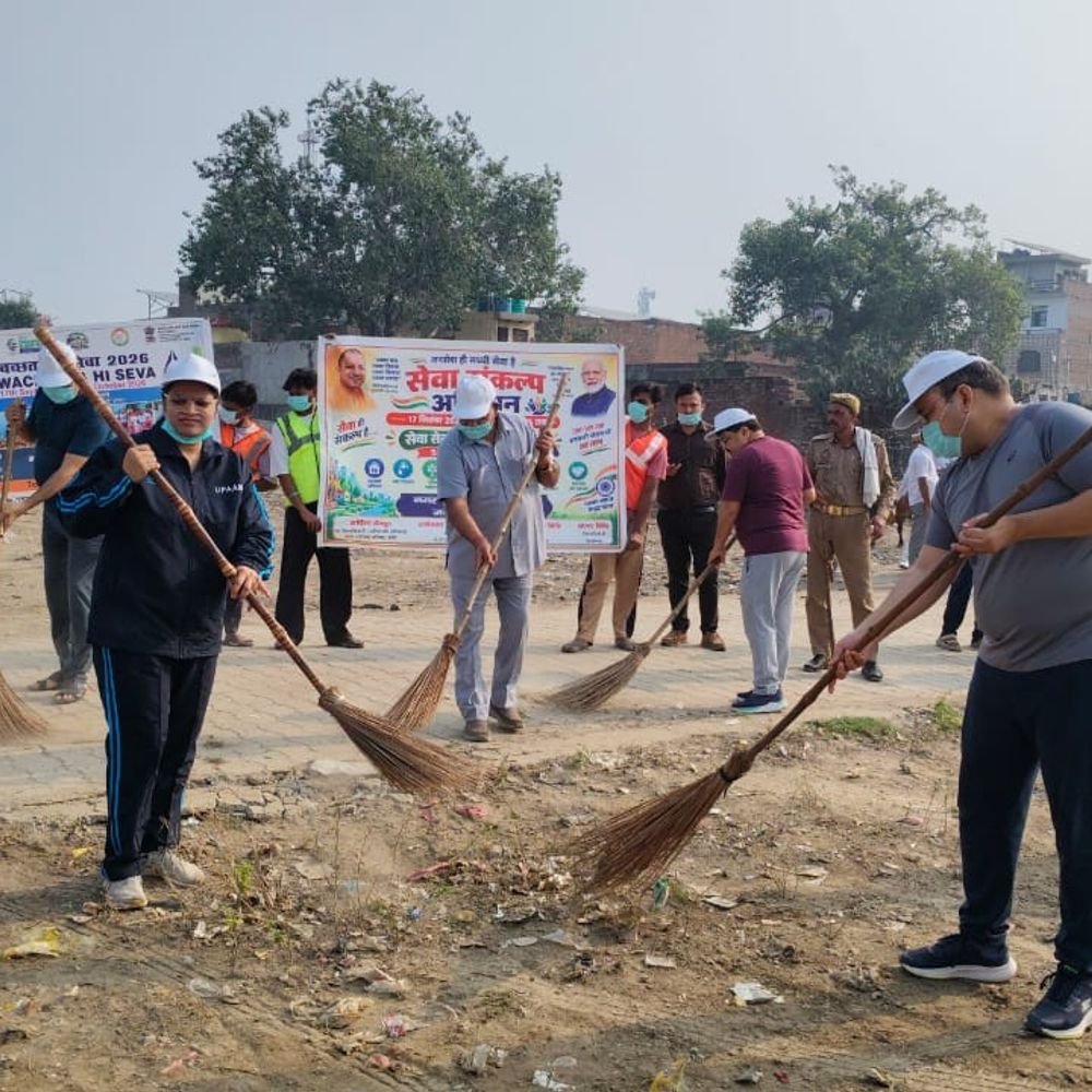 सोरों मेला ग्राउंड में डीएम-विधायक ने झाड़ू लगाई:'सेवा संकल्प अभियान' चलाकर स्वच्छता का संदेश दिया