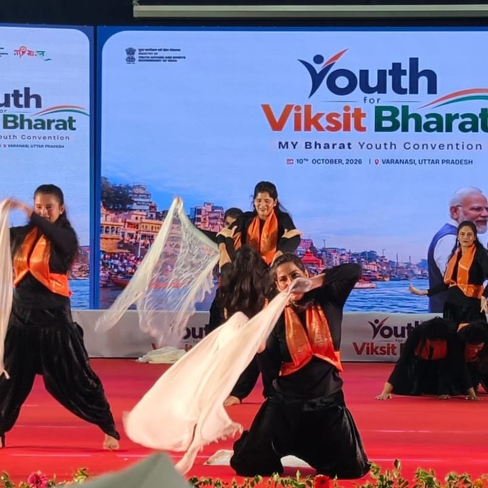 युवा विकसित भारत सम्मेलन में मऊ का प्रतिनिधित्व:बीएचयू में आयोजित सम्मेलन में रितिक सिंह ने रखी मऊ की भागीदारी