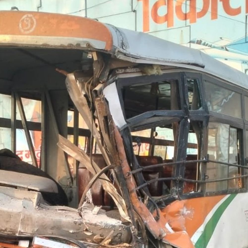 हाथरस में रोडवेज बस और मैक्स गाड़ी की टक्कर:6 लोग गंभीर घायल, मौके पर मची अफरा-तफरी