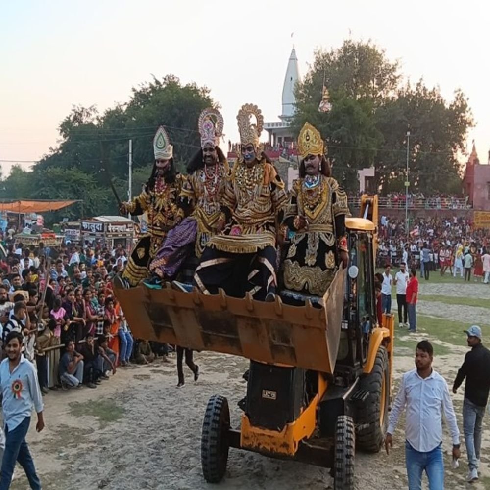 मथुरा में रावण बोला में राम का भक्त:मांट में बुलडोजर से युद्ध के मैदान में पहुंचा, शहर में 75 फीट ऊंचा तो कोसी में 65 फीट के पुतले का हुआ दहन