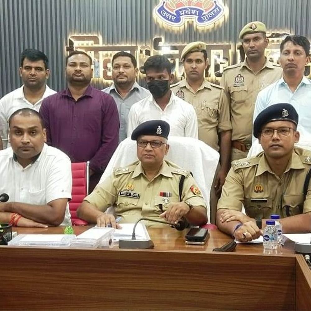 ढाई महीने पहले चोरी हुआ ट्रैक्टर-ट्रॉली बरामद:तमंचे के साथ युवक गिरफ्तार, बेचने के लिए संतकबीरनगर ले जा रहा था