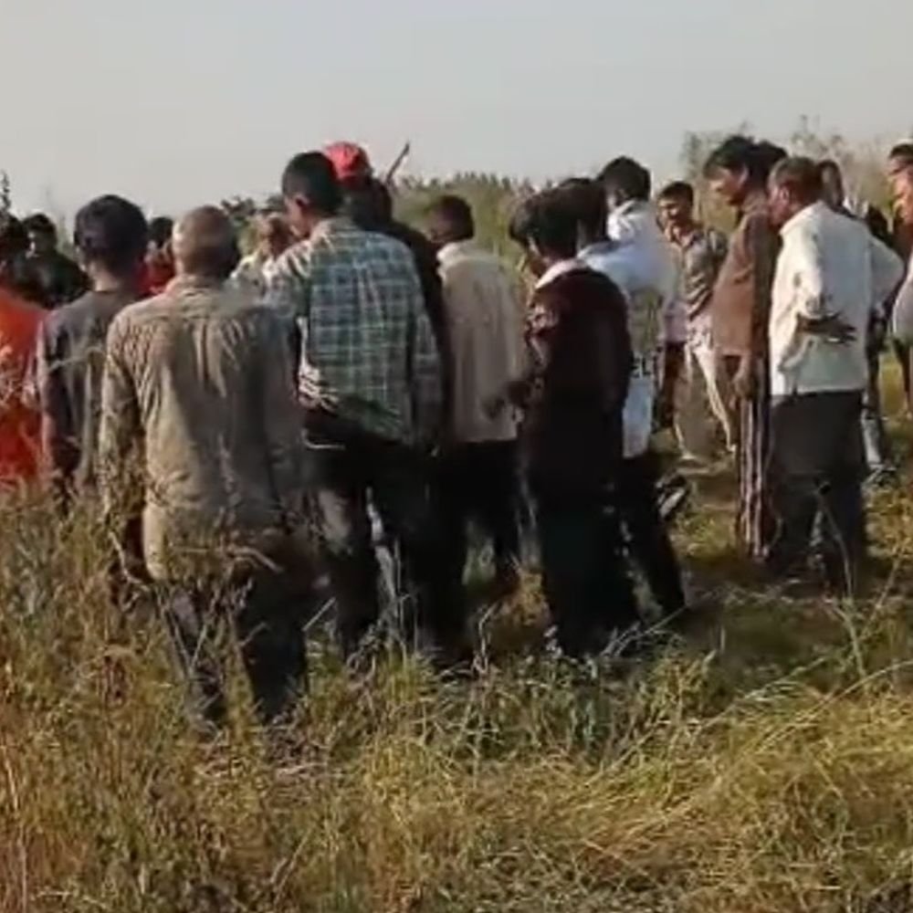 अलीगढ़ में युवक ने फंदे पर लटककर दी जान:पत्नी 4 साल से बेटे को लेकर मायके में रह रही थी, पुलिस ने शव पोस्टमार्टम के लिए भेजा