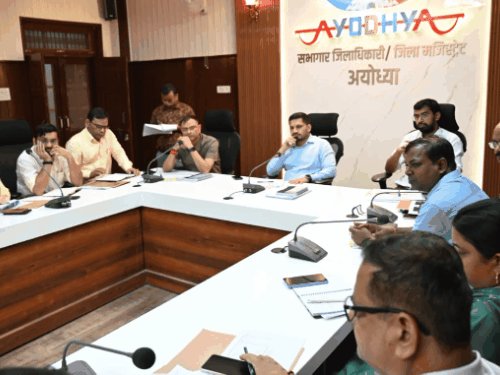 दीपोत्सव की तैयारियों में जुटा प्रशासन:डीएम ने तय समय में काम पूरा करने के दिए निर्देश, राम की पैड़ी से घाटों तक व्यवस्थाओं की होगी निगरानी
