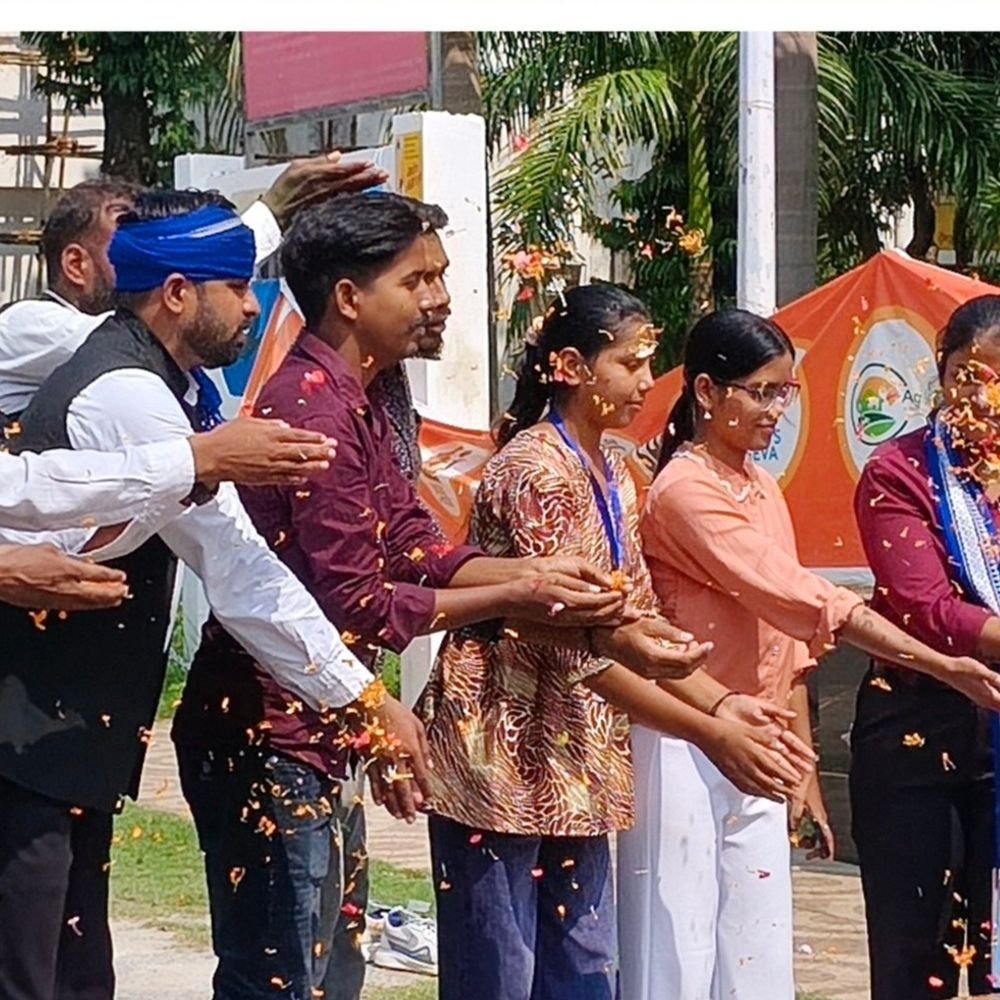 गोरखपुर में कांशीराम को दी श्रद्धांजलि:विश्वविद्यालय द्वार पर जुटी भीड़, सामाजिक चेतना के प्रणेता को नमन