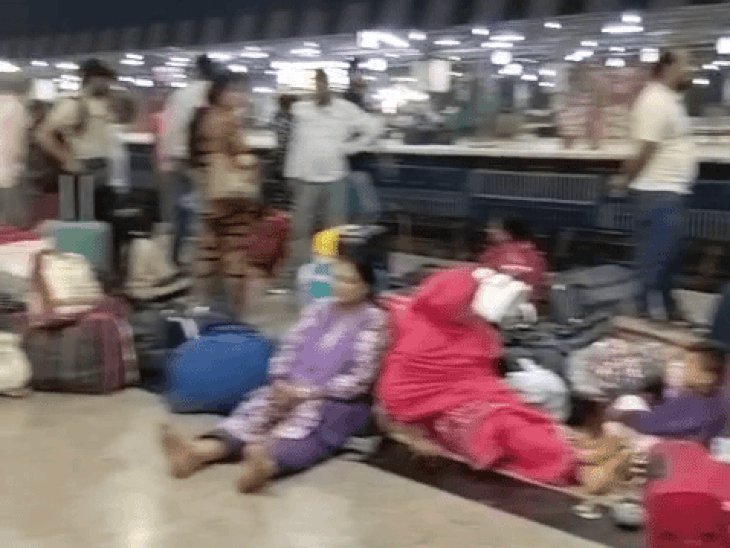 PET के लिए आगरा पहुंच रहे 1.20 लाख छात्र:ट्रेनों में भीड़, पंडाल में सो रहे छात्र का फोन चोरी