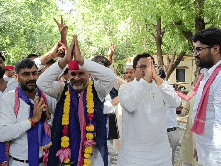 झांसी में नामांकन करने पहुंचे सपा प्रत्याशी डॉ. मानसिंह यादव:तीन किलोमीटर रोड शो कर पहुंचे कमिश्नरी कार्यालय, दस प्रस्तावक रहे साथ