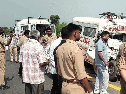 पूर्वांचल एक्सप्रेस-वे पर एंबुलेंस हादसे की 10 तस्वीरें:4 की मौत,इकलौता बेटा, भाई, भतीजा और चालक की गई जान