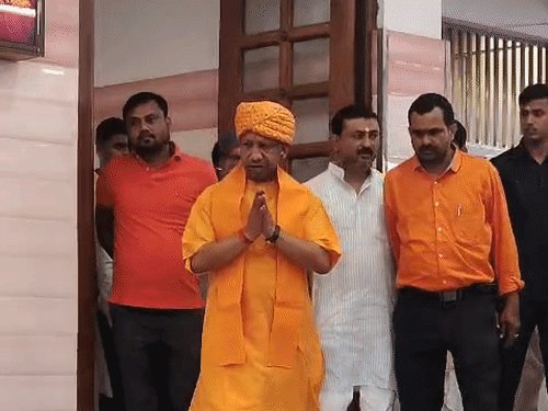 कल गोरक्षपीठाधीश्वर के पारंपरिक परिधान में नजर आएंगे CM:विजयदशमी शोभायात्रा की अगुवाई करेंगे; दंडाधिकारी के रूप में सुलझाएंगे साधु-संतों के विवाद
