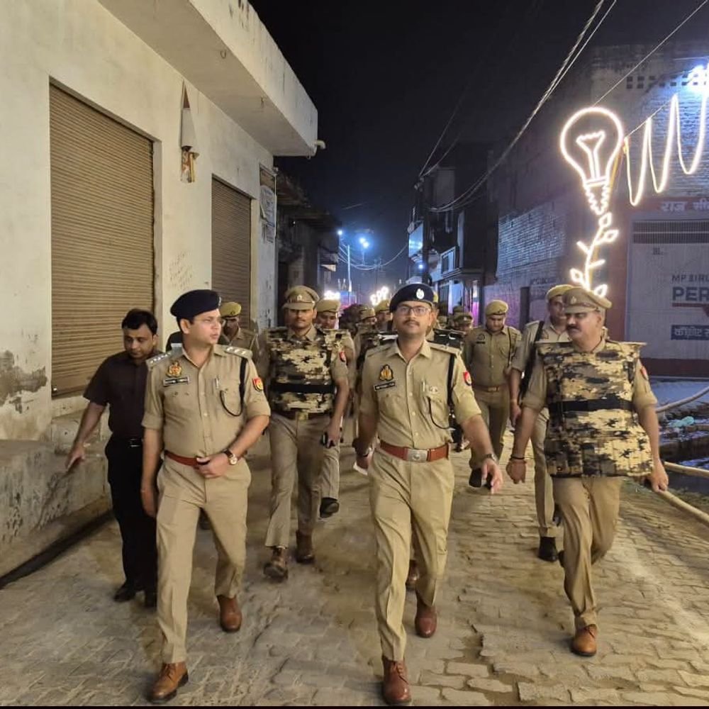 शिकारपुर में पुलिस का चेकिंग अभियान:एसपी ग्रामीण ने किया पैदल गश्त, त्योहारों को लेकर सुरक्षा व्यवस्था परखी