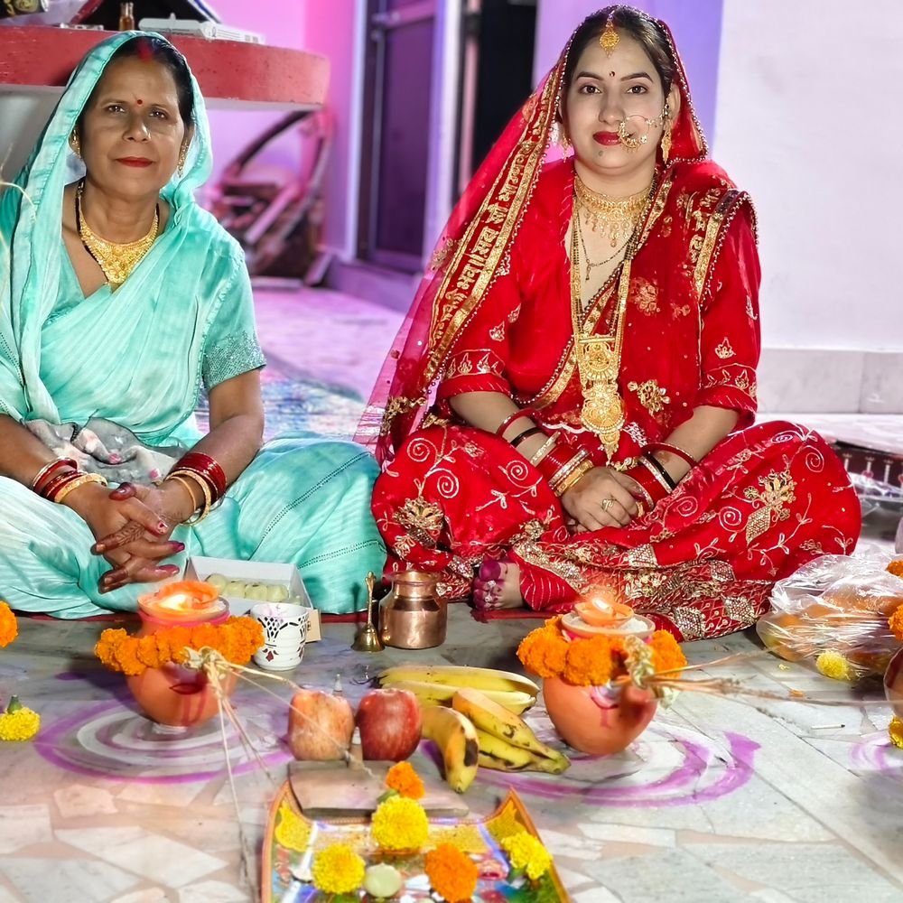 हमीरपुर में करवा चौथ का पर्व:सुहागिनों ने सुनी अखंड सौभाग्य कथा, बादलों के बीच हुआ चंद्र दर्शन