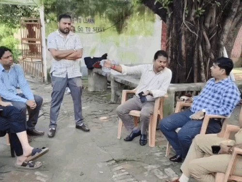 100 छात्राओं ने किया अपने को हॉस्टल में बंद:आजमगढ़ के जीयनपुर थाना क्षेत्र के नवोदय विद्यालय का मामला, कर्मचारी पर कार्रवाई की मांग