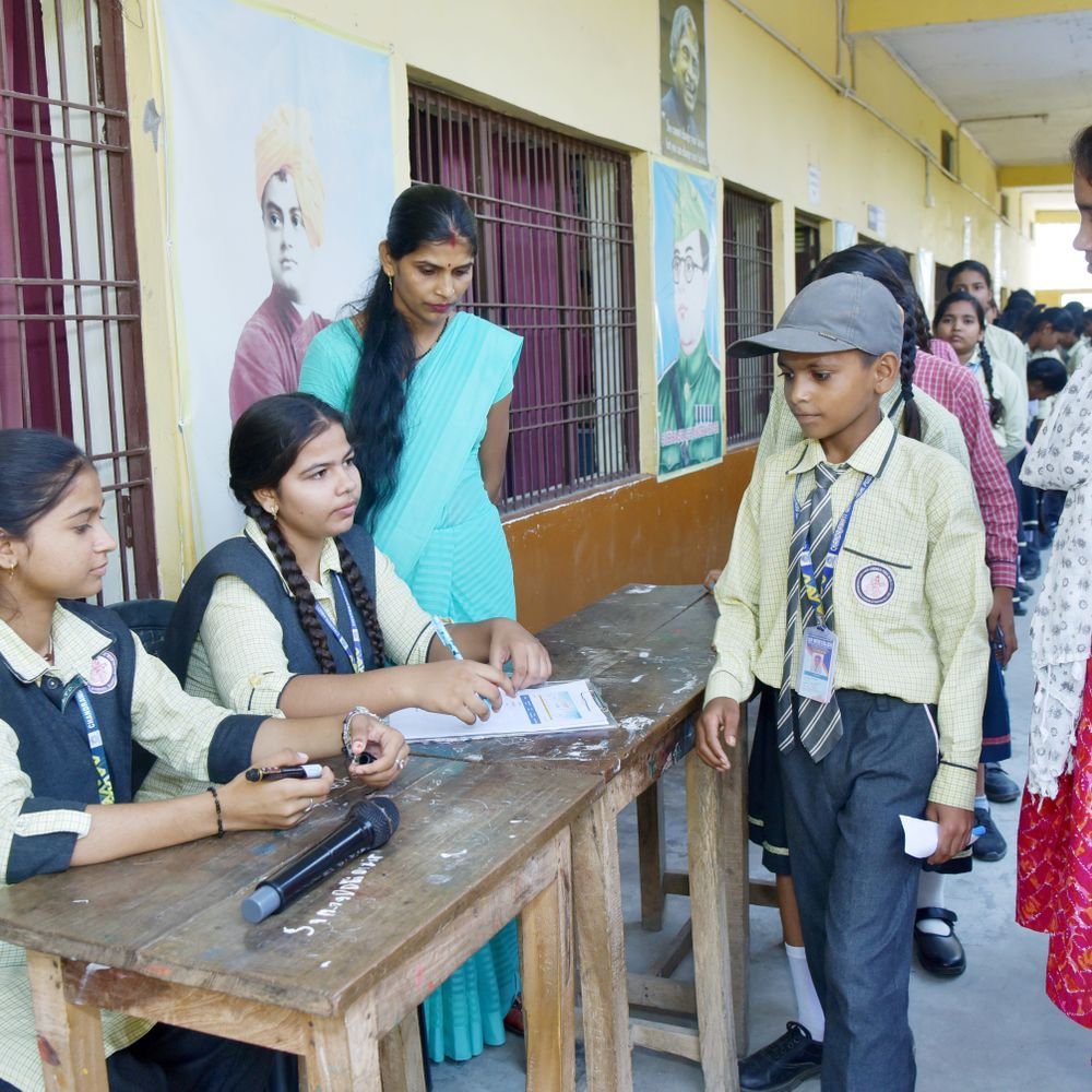 कानपुर के स्कूल में मतदान:छात्रों ने ऑनलाइन वोटिंग से चुना फेवरेट टीचर; सीखी लोकतंत्र की प्रक्रिया