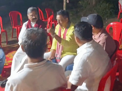 देर रात तक स्ट्रांग रूम में लायी गई मतपेटिका:समर्थकों के साथ बैठे रहे सपा प्रत्याशी; प्रशासन की गाड़ी के पीछे आ रहे