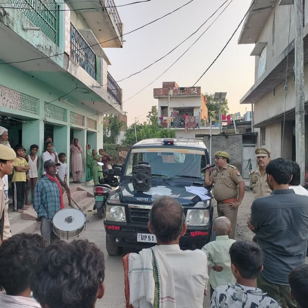 फरार आरोपी के घर पुलिस ने डुग्गी-मुनादी कराई:31 अक्टूबर तक कोर्ट में पेश होने का आदेश, नहीं तो संपत्ति कुर्क होगी