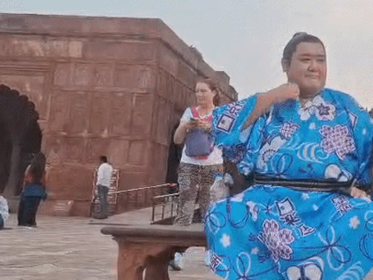 ताजमहल पहुंचे जापान के सूमो रेसलर योशिनोरी ताशिरो:सेल्फी लेने के लिए पर्यटकों में मची होड़, टीवी शो की शूटिंग के लिए आए थे