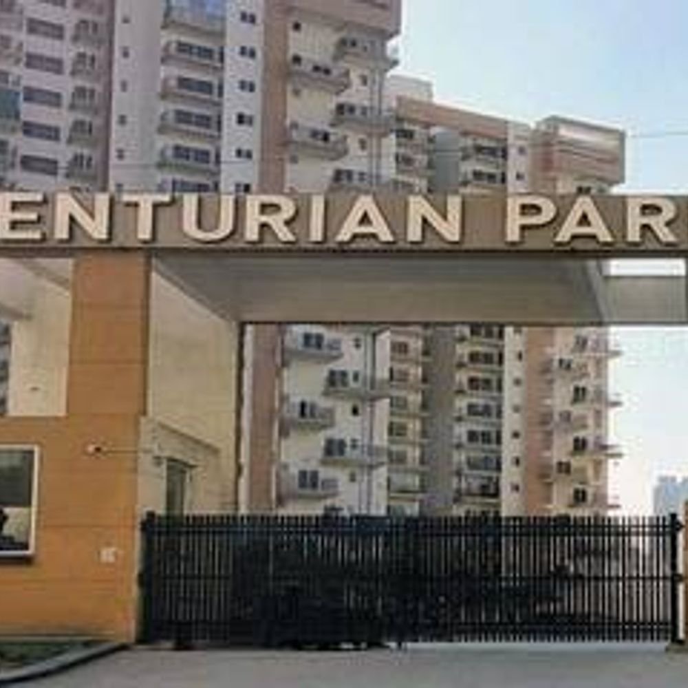 नोएडा में 21वीं मंजिल से गिरकर युवक की मौत:पत्नी बाहर दरवाजा खटखटाती रही, 6 महीने से दोनों अलग-अलग फ्लैट में रह रहे थे
