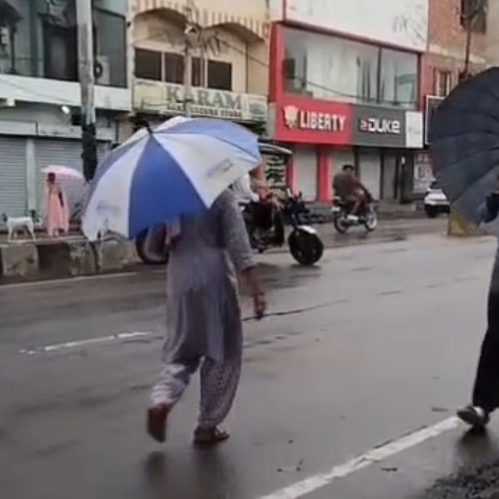 12 घंटे से लगातार बारिश, रात से गिर रहा पानी:न्यूनतम पारा 20 डिग्री पहुंचा, ठंडक बढ़ी; जिला अस्पताल समेत कई जगह जलभराव