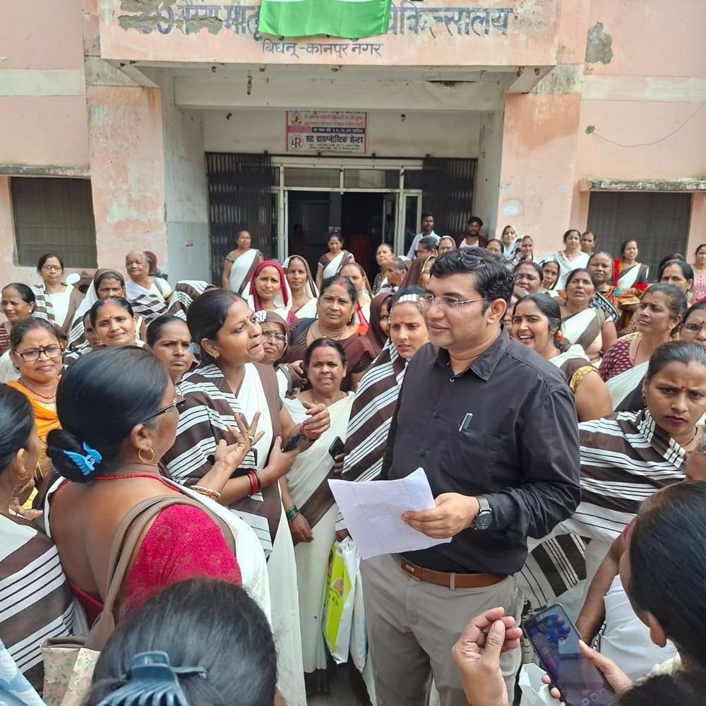 बिधनू में आशा बहुओं की हड़ताल,काम पर लौटने से इनकार:10 सूत्रीय मांग चिकित्साधीक्षक को सौंपा, लखनऊ में धरने का ऐलान