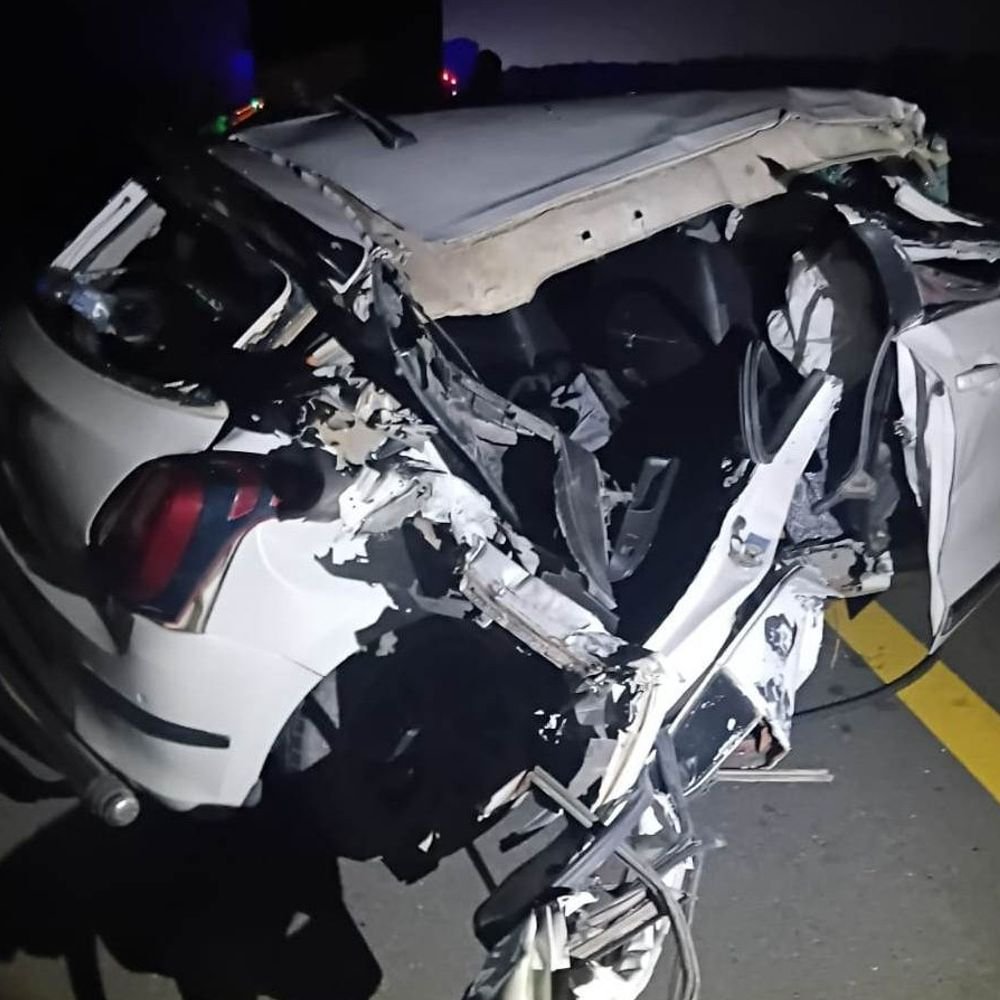इटावा में कार कंटेनर में घुसी, 3 घायल:रामलला दर्शन करने जा रहे श्रद्धालु, आगरा-लखनऊ एक्सप्रेसवे पर चालक को झपकी आने से हुआ हादसा