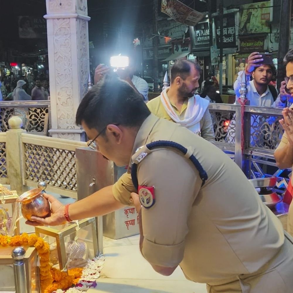 मुजफ्फरनगर SSP सूरज राय ने नवरात्र पर किया फ्लैग मार्च:संवेदनशील इलाकों में मीनाक्षी चौक से शिव चौक तक पुलिस बल के साथ मार्च निकाला