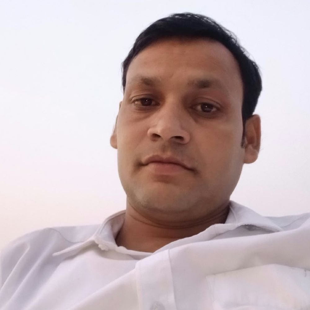 हरदोई में छत से गिरकर युवक की मौत:करवा चौथ का सामान लेकर घर लौटा था; रात में वॉशरूम जाते समय गिरा, भतीजे को लिया था गोद