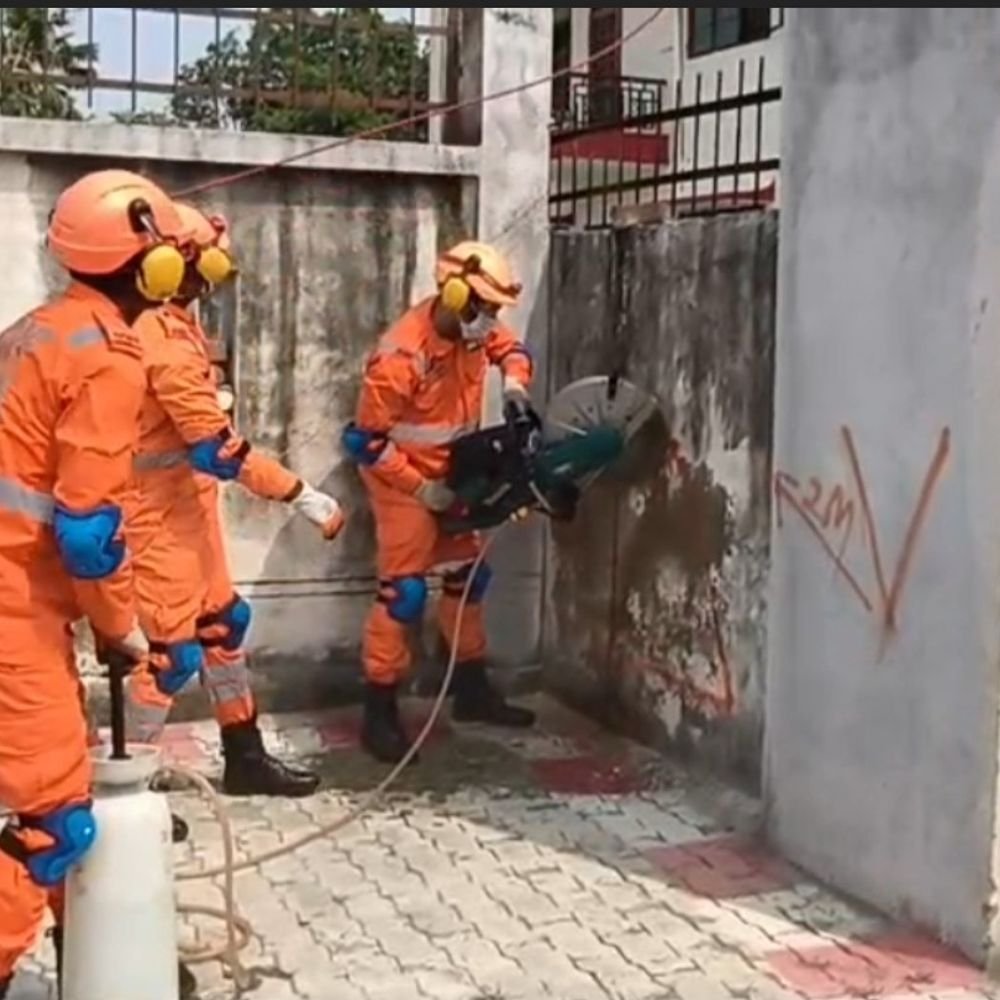 जालौन में NDRF ने आपदाओं से निपटने का किया अभ्यास:ऊंची इमारत में फंसे लोगों को बचाने और जनहानि रोकने की तैयारी परखा