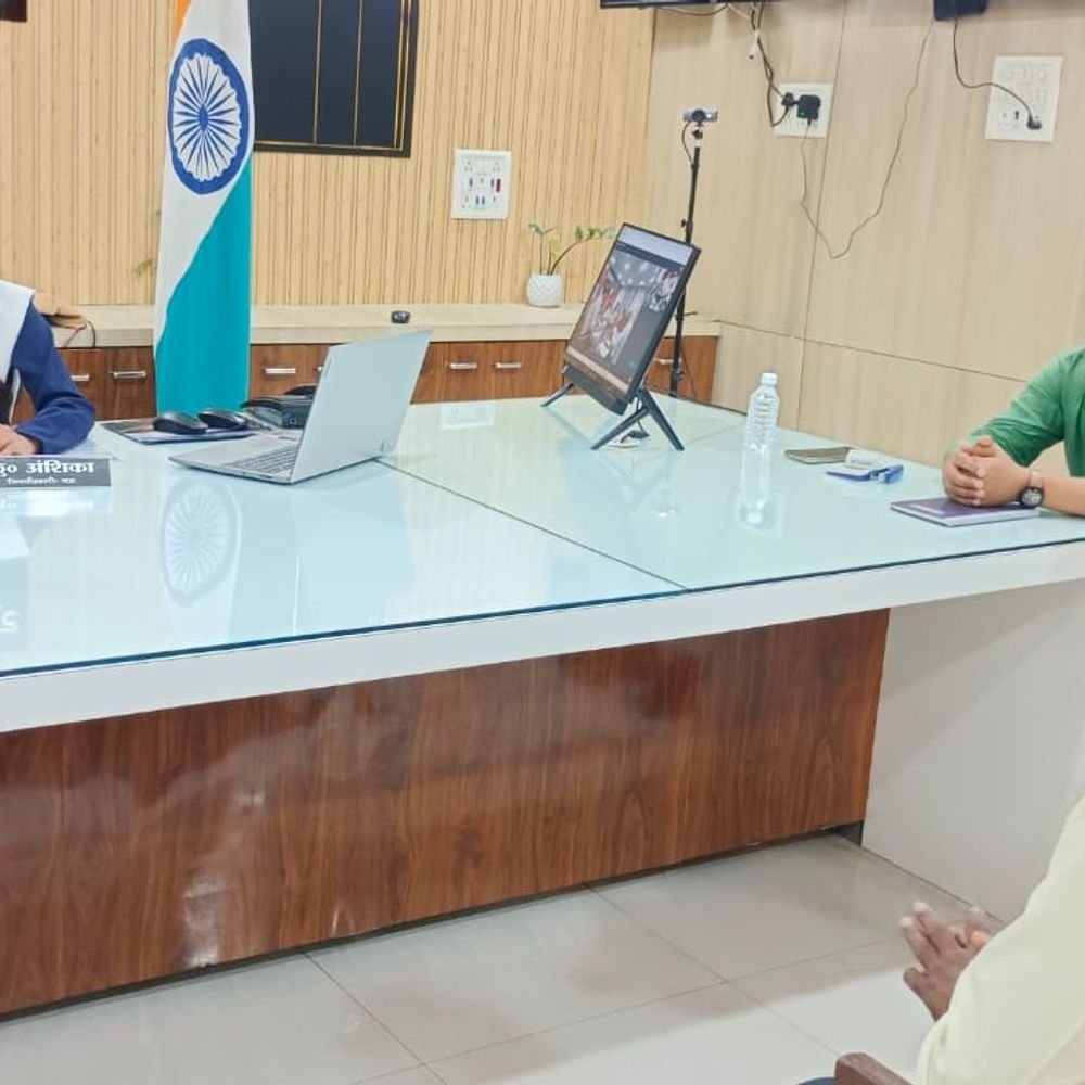 10वीं की छात्रा अंशिका बनीं एक दिन की DM:मऊ में जनसुनवाई कर फरियादियों की समस्याएं सुनीं