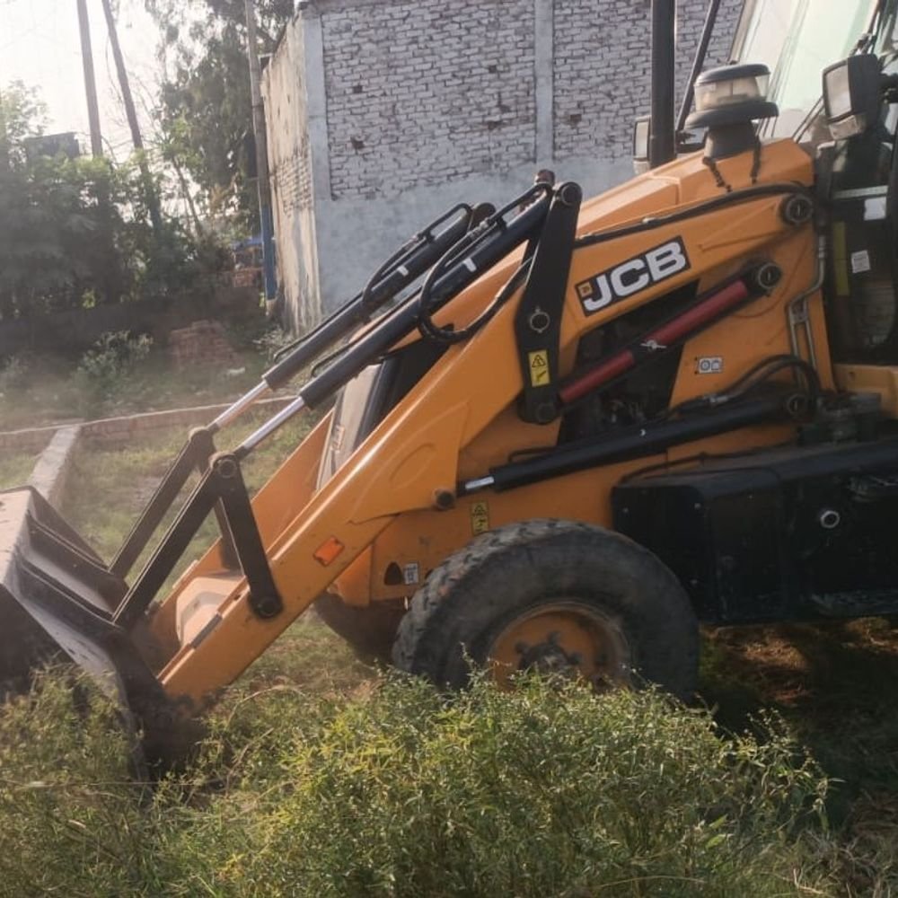 बुलंदशहर रोड पर अवैध प्लाटिंग पर HPDA का बुलडोजर चला:गोल चक्कर के पास 27,500 वर्ग मीटर जमीन पर अवैध निर्माण था, प्राधिकरण ने कार्रवाई की