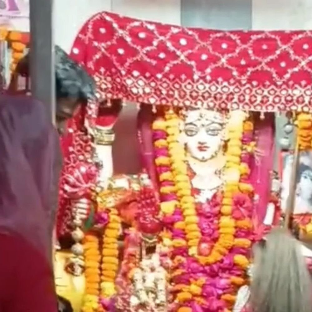 बरेली में घटस्थापना के साथ नवरात्र शुरू:देवी मंदिरों में दर्शन के लिए उमड़ी भीड़, भजन-कीर्तन से गूंजे मंदिर