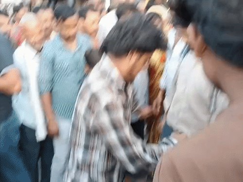 झांसी में बीच सड़क पर युवक को नंगा करके पीटा:छेड़छाड़ करने पर युवती ने शोर मचाया, लोगों ने गिराकर लात-घूसे, चप्पलें मारीं