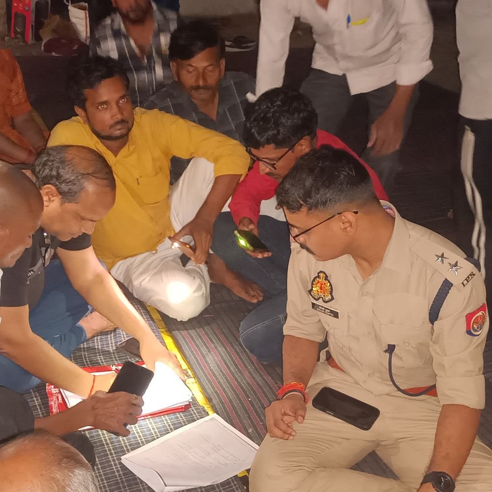 3 दिन बाद खत्म हुआ दीपक के परिजनों का धरना:जौनपुर में मांगों पर जांच के आदेश, करंट लगने से हुई थी युवक की मौत