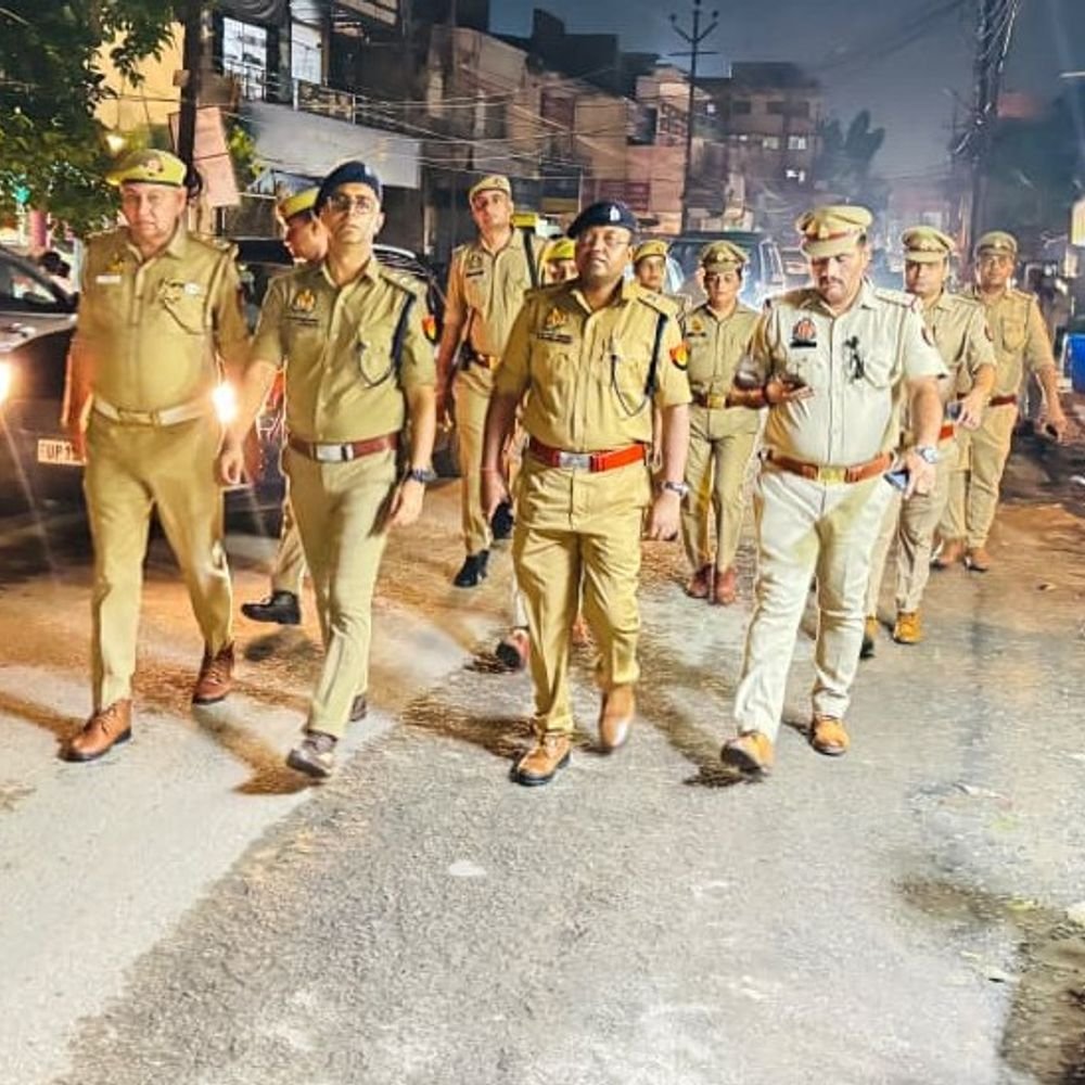 बुलंदशहर में दबंगों ने बुजुर्ग दंपत्ति और बेटों को पीटा:घर में बंधक बनाकर धारदार हथियारों से हमला, वीडियो आया सामने