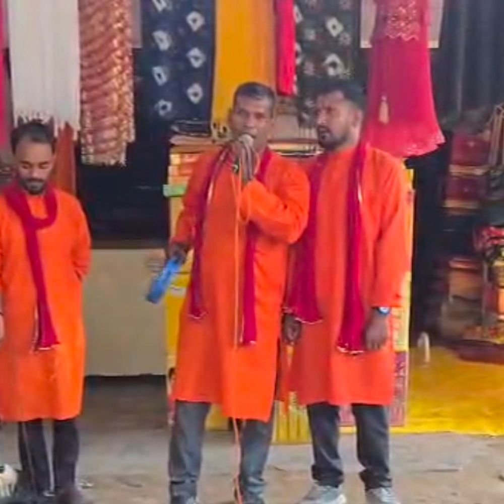 नुक्कड़ नाटक से लोगों को सरकारी योजनाओं की जानकारी दी:प्रतापगढ़ में एक दर्जन से ज्यादा जगहों पर मंचन, लाभ और आवेदन प्रक्रिया बताई गई