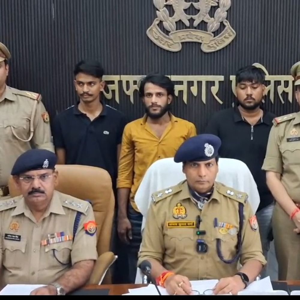 मुजफ्फरनगर में 11 अवैध तमंचे और 4 पिस्टल बरामद:तीन तस्कर गिरफ्तार, फ्रोंक्स कार और बाइक जब्त; मेरठ से लाकर करते थे सप्लाई