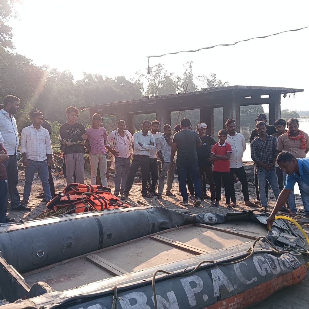 मूड़घाट पुल से किशोरी कुआनो नदी में कूदी:बचाने गया युवक भी डूबने लगा तो तैरकर निकला, पुलिस-पीएसी लड़की की तलाश में जुटी