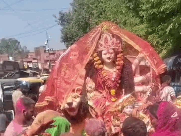 विजय दशमी पर दुर्गा प्रतिमा विसर्जन की धूम:ढोल-नगाड़ों के साथ माता रानी को विदाई, घाटों पर सुरक्षा के कड़े इंतजाम