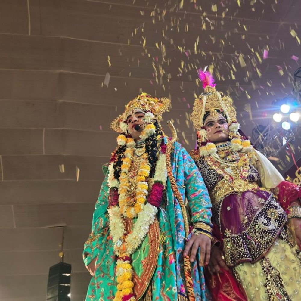 भगवान राम ने तोड़ा धनुष:जनक दुलारी ने पहनाई वर माला, वृंदावन में चल रही रामलीला में हुआ धनुष यज्ञ का मंचन