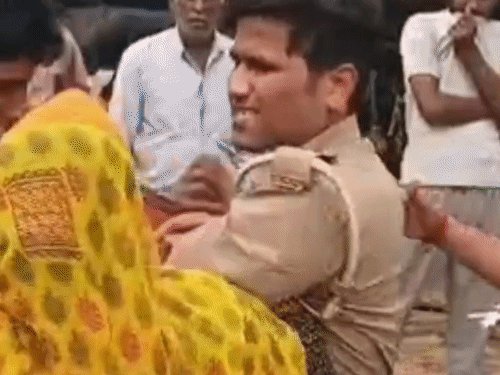 कन्नौज में पुलिसकर्मी पर रिश्वत मांगने का आरोप:महिलाओं के साथ मारपीट, बाइक छोड़ने के बदले लिए 2800 रुपए