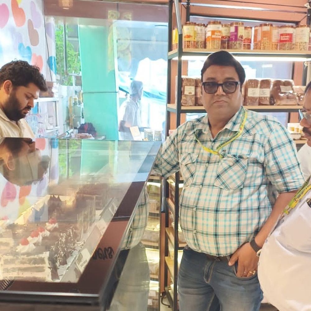 सहारनपुर के ला-पेरिस बेकर्स पर छापा:कोल्ड कॉफी-पनीर के सैंपल लिए-जांच के लिए लैब भेजे, नोटिस दिया